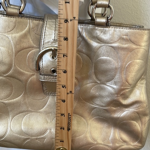 COACH F19448 GOLD SOHO TEXTURED SIGNATURE EMBOSSED LEATHER CARRYALL BAG - Picture 7 of 13